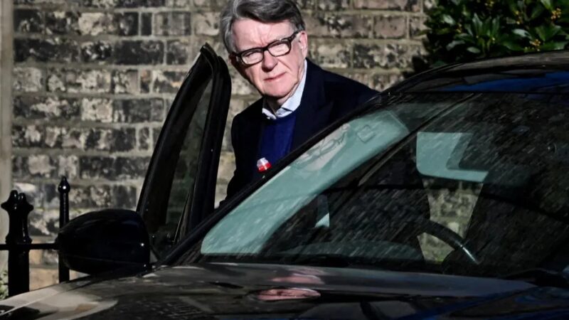 İngiltere’de Epstein depremi: Eski ABD Büyükelçisi tutuklandı İngiltere'nin eski ABD Büyükelçisi Peter Mandelson, Epstein dosyaları kapsamında tutuklandı.