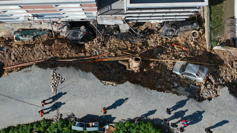 İstinat duvarı çöktü: Araçlar altında kaldı İstinat duvarı çöktü: Araçlar altında kaldı