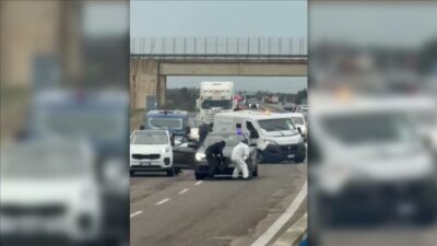 Film gibi soygun girişimi: Yolu ateşe verip çatışmaya girdiler