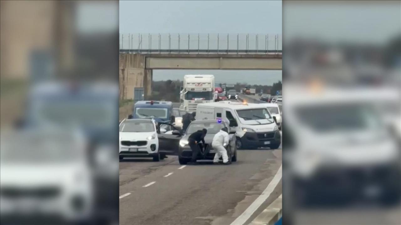 Film gibi soygun girişimi: Yolu ateşe verip çatışmaya girdiler