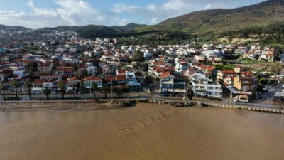 İzmir Foça’da sağanak! Dereler taştı, denizin rengi değişti
