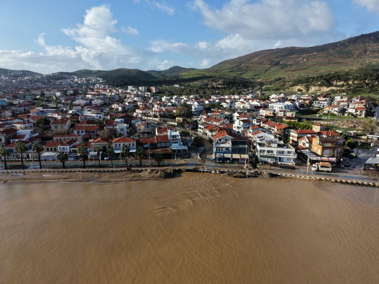 İzmir Foça’da sağanak! Dereler taştı, denizin rengi değişti İzmir Foça’da sağanak! Dereler taştı, denizin rengi değişti