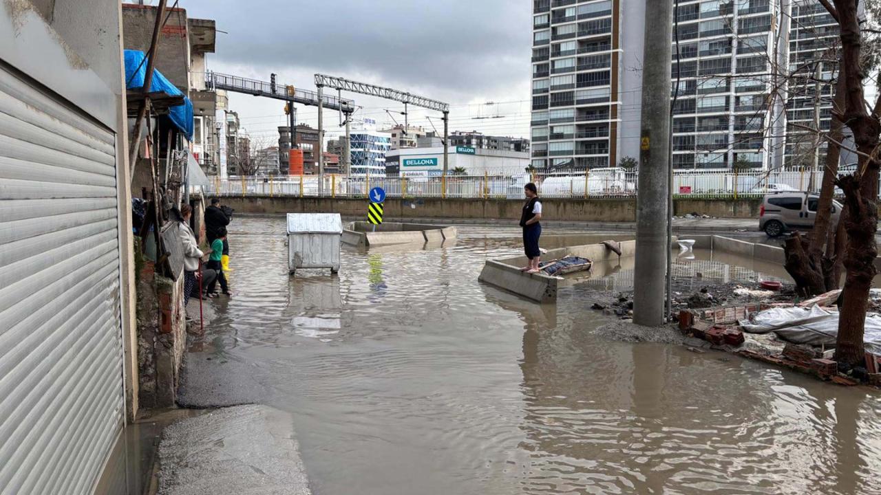 İzmir’i sağanak vurdu