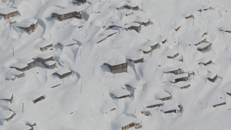 Kar 3 metreyi aştı, evler kayboldu