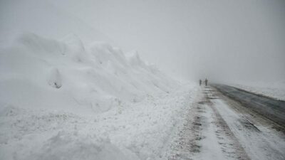 Karla mücadele ekiplerinin üzerine çığ düştü