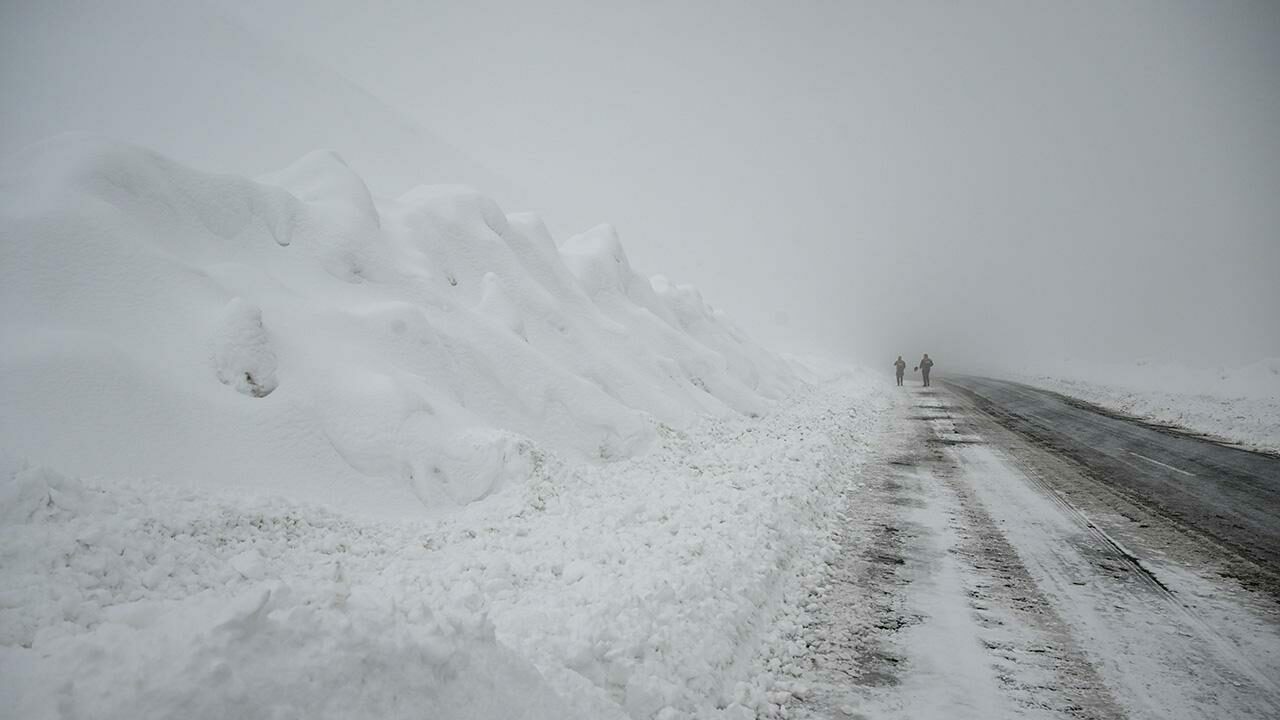 Karla mücadele ekiplerinin üzerine çığ düştü Karla mücadele ekiplerinin üzerine çığ düştü