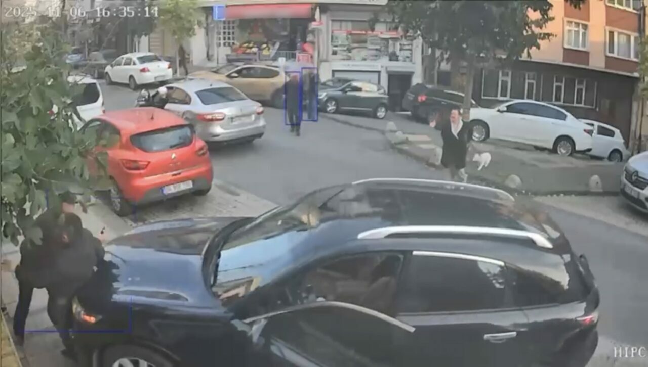 Kendi kullandığı araç çarptı! Akıl almaz kaza kamerada Kendi kullandığı araç çarptı! Akıl almaz kaza kamerada