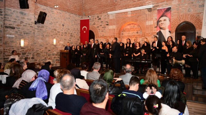 Osmangazi Belediyesi’nin düzenlediği ‘Türkülerde Buluşalım’ konserinde Türk Halk Müziği Korosu,