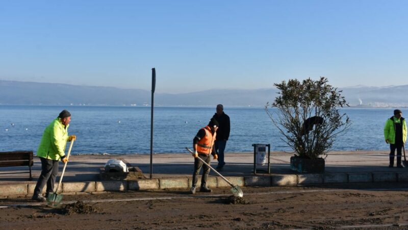 Gemlik ilçesi Kurşunlu Mahallesi'nde, fırtına nedeniyle deniz seviyesinin yükselmesi sonucu