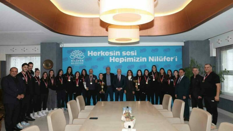 Nilüfer’in şampiyon kızları kupaları Başkan Özdemir’e getirdi