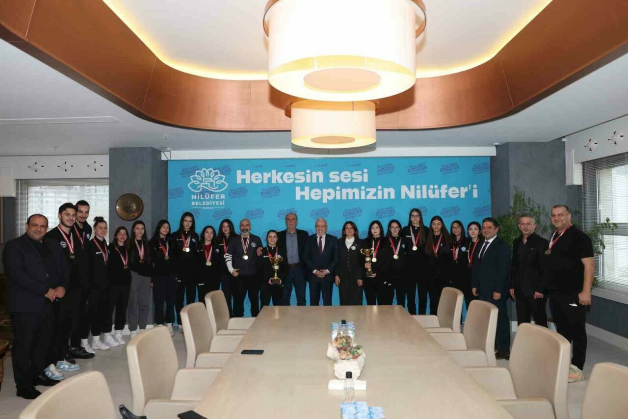 Nilüfer’in şampiyon kızları kupaları Başkan Özdemir’e getirdi