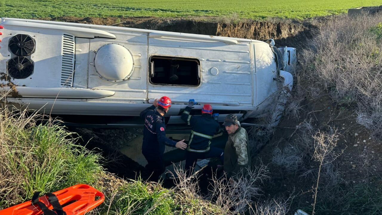 Öğrenci servisi dereye uçtu! Yaralılar var Öğrenci servisi dereye uçtu! Yaralılar var