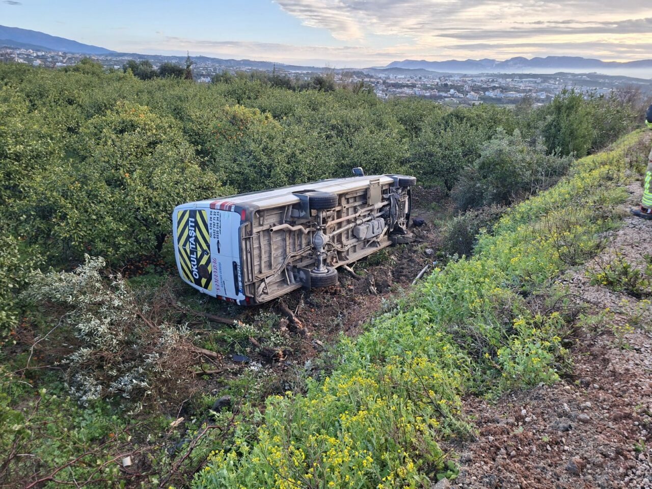 Öğrenci servisi devrildi! Yaralılar var Öğrenci servisi devrildi! Yaralılar var