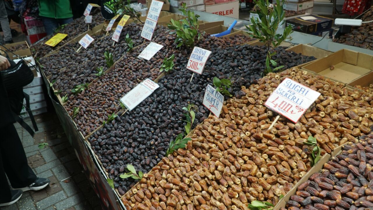 İftar sofralarının vazgeçilmezi hurmaya Bursa’da zam geldi mi? İşte Tuzpazarı’ndaki fiyatlar İftar sofralarının vazgeçilmezi hurmaya Bursa’da zam geldi mi? İşte Tuzpazarı’ndaki fiyatlar