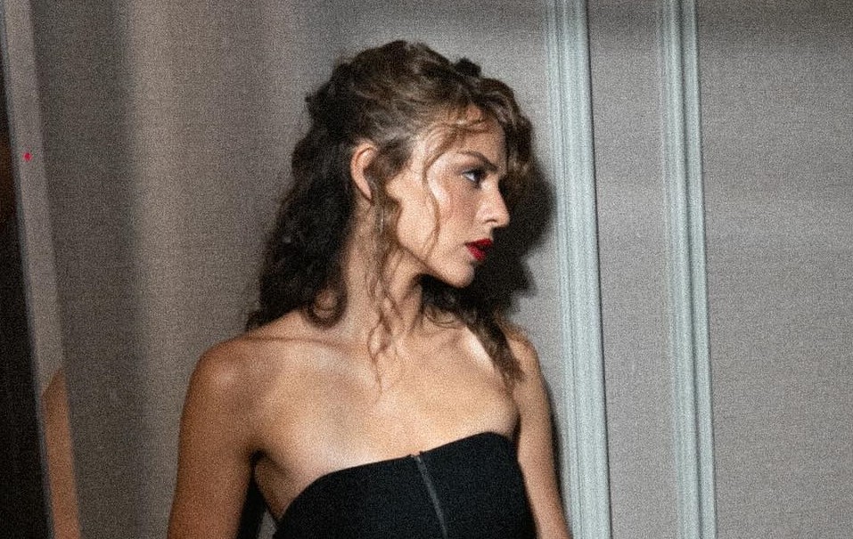 Ünlü güzelden aşk dolu paylaşım!