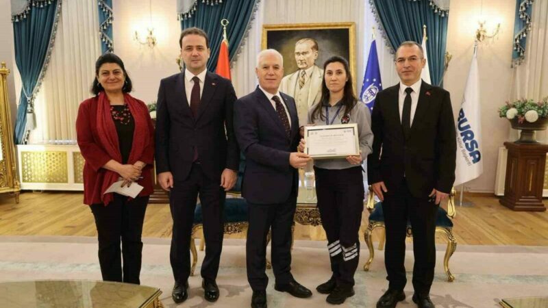 Örnek güvenlik görevlisine Başkan Bozbey’den tebrik Örnek güvenlik görevlisine Başkan Bozbey’den tebrik