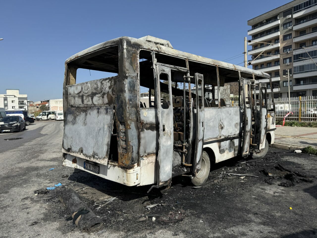 Park halindeki midibüste yangın faciası: 16 yaşındaki çocuk öldü