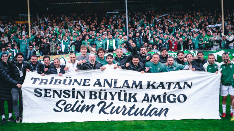 Bursasporlu futbolcular galibiyeti ona hediye etti! Bursaspor futbolcuları, Menemen FK galibiyetini akciğer kanseri tedavisi gören büyük