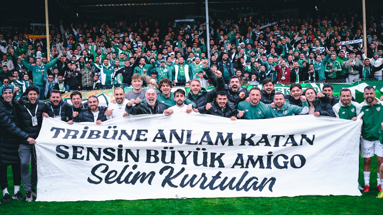 Bursasporlu futbolcular galibiyeti ona hediye etti!