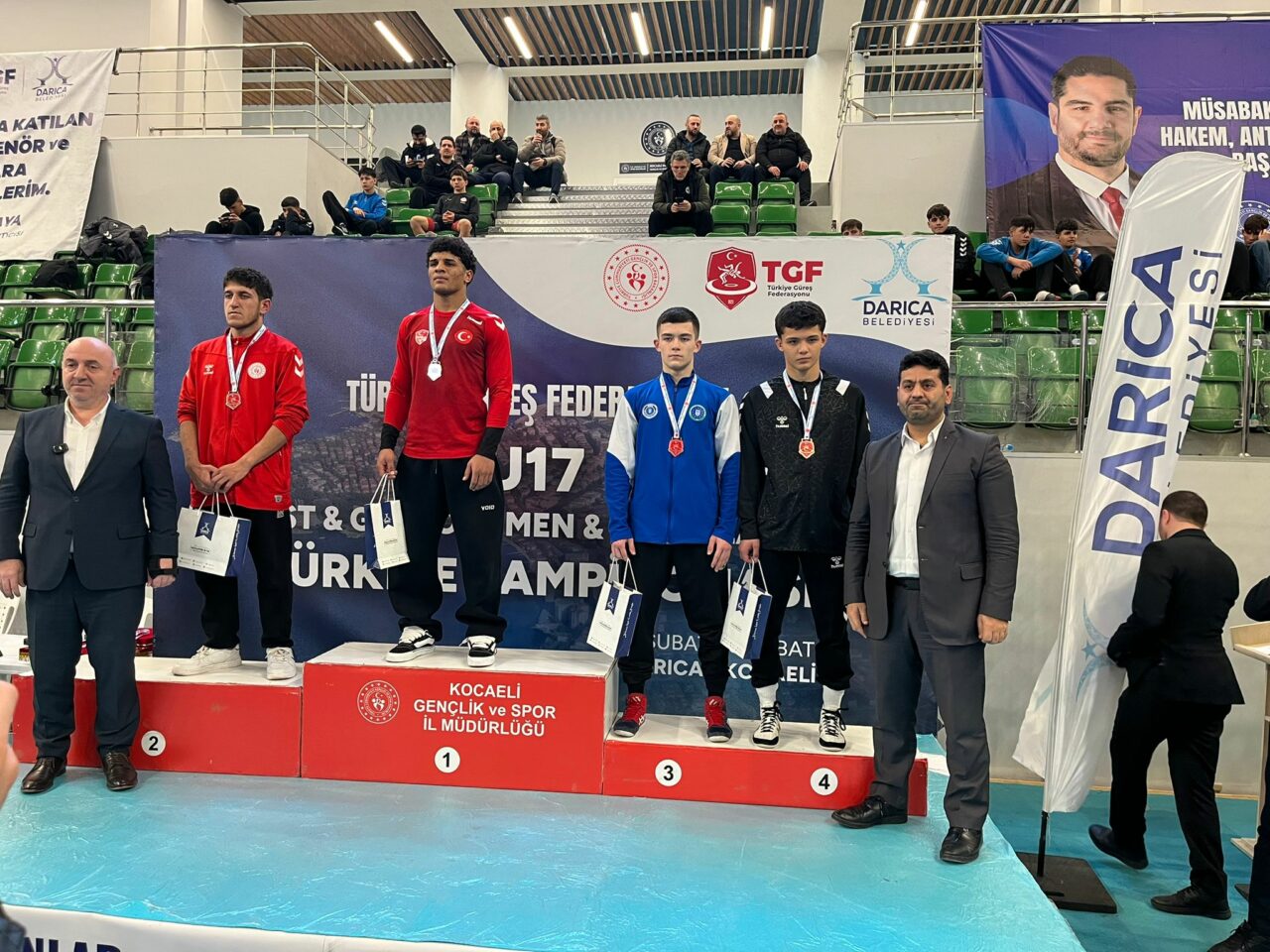 Bursa Büyükşehir Belediyesporlu güreşçiler Türkiye Şampiyonası’nda kürsüyü es geçmedi