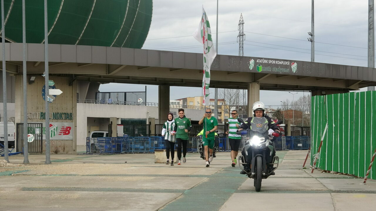 ‘Sevgililer Günü’nde Bursaspor’a koştular