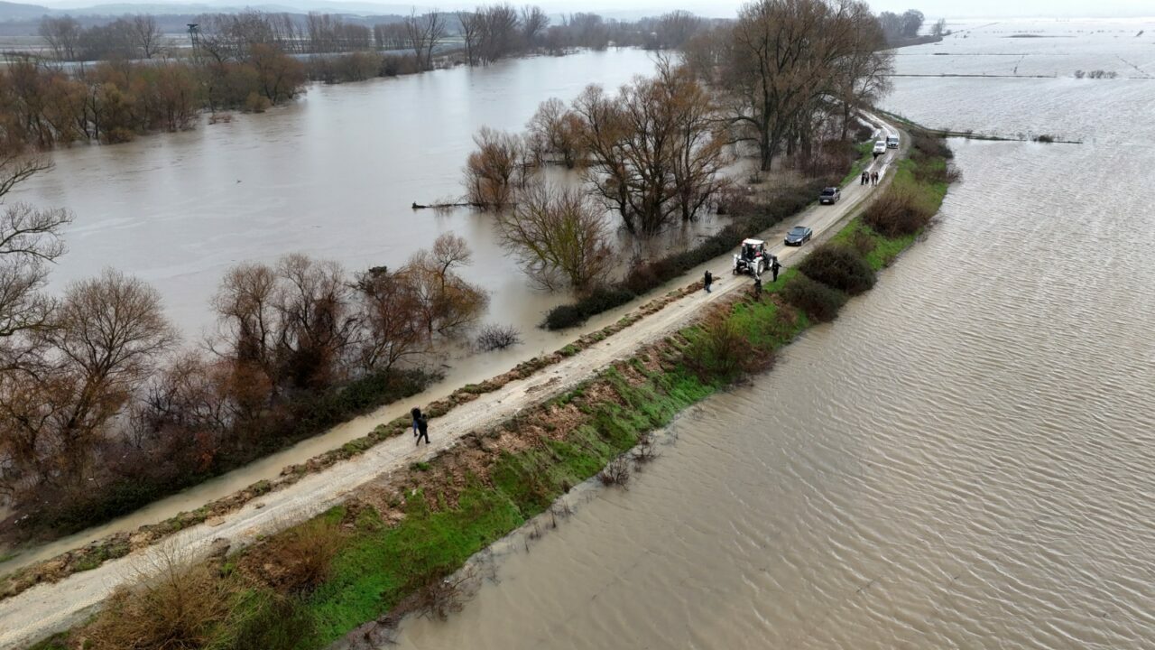 Tarım arazileri sular altında! Tarihi köprüler kapatıldı…
