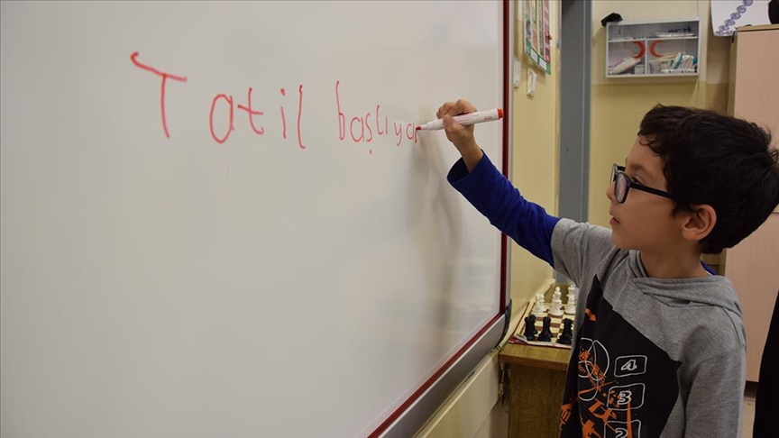 Eğitimde ara tatil kaldırılacak mı? Bakan Tekin’den açıklama