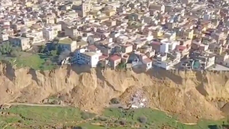 Bazı evleri yuttu! Bütün ilçe tedirgin…