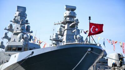 Türk donanması Hollanda basınını büyüledi