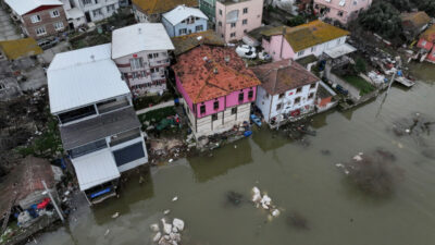 Bursa’da göl suyu yükseldi! Evlerin duvarlarına dayandı