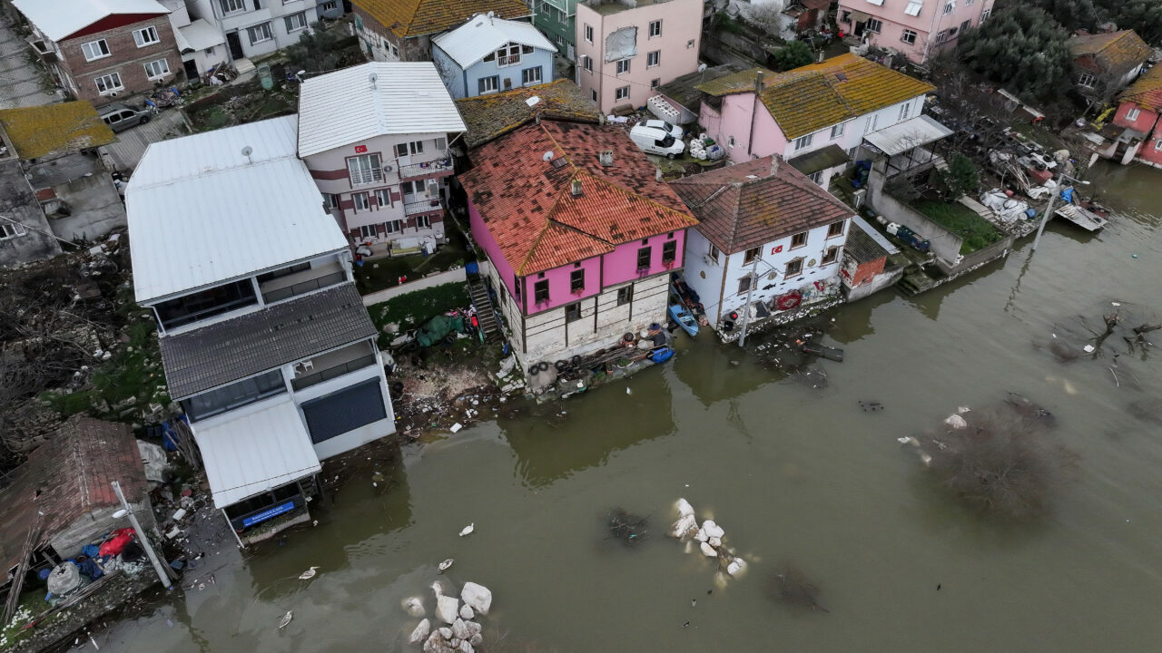 Bursa’da göl suyu yükseldi! Evlerin duvarlarına dayandı