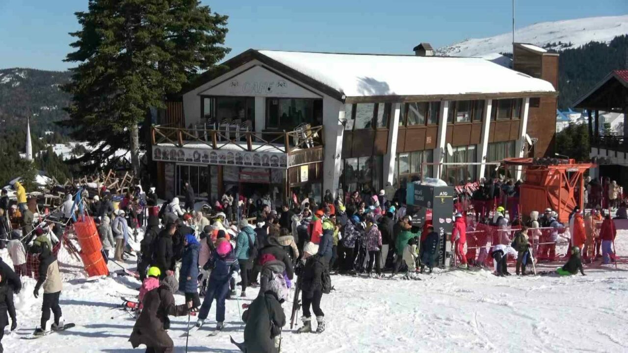 Uludağ’a akın var! Güneşli hafta sonu zirveyi doldurdu Uludağ’a akın var! Güneşli hafta sonu zirveyi doldurdu