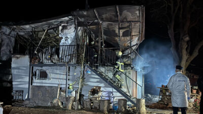 Prefabrik evde facia! Yanarak can verdiler