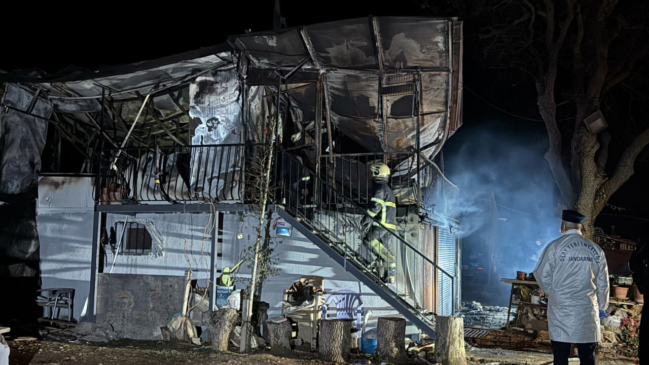 Prefabrik evde facia! Yanarak can verdiler