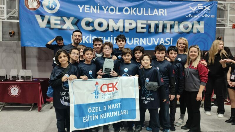 3 Mart Azizoğlu Ortaokulu VEX Robotik Kulüpleri CEKFORCE ve CEKTECH,