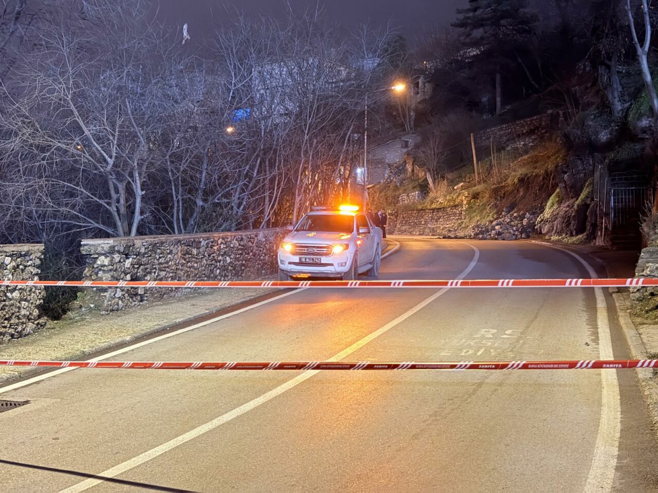 Bursa’nın merkezinde korkutan heyelan! Toprak kaydı, trafik kapandı…