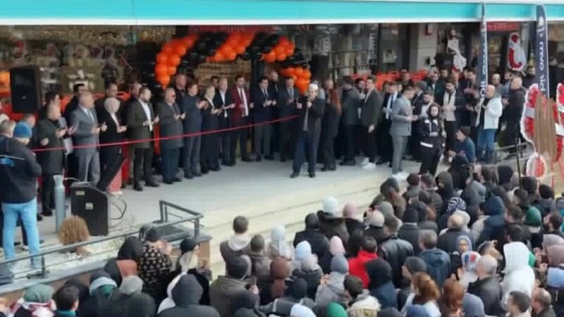 İnegöl’ün yeni cazibe merkezi Z-BİR AVM açıldı Mobilyanın kalbi olarak bilinen İnegöl, bugün itibarıyla sadece mobilya değil,