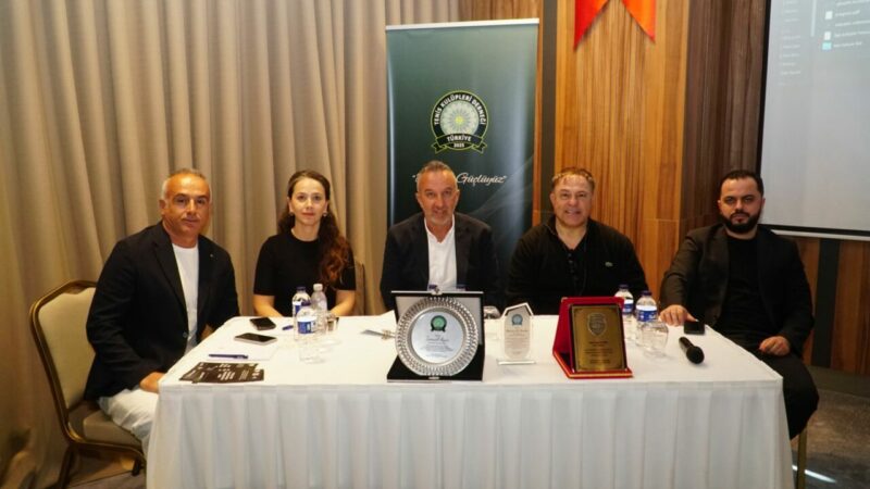 Türk tenisi için Bursa’da önemli zirve Türkiye’nin dört bir yanındaki tenis kulüplerini tek çatı altında toplamayı
