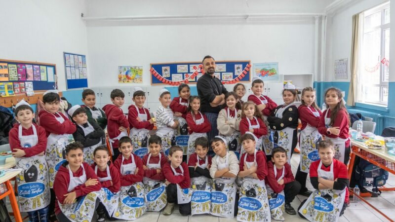 Marmarabirlik minik şeflerle sağlıklı nesiller yetiştiriyor Türkiye’nin zeytin ve zeytinyağı sektöründeki öncü kuruluşlarından Marmarabirlik, sağlıklı nesiller