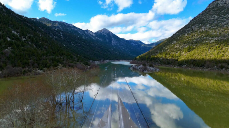 Yağmur suyu ile dolan Antalya-Konya yolu ulaşıma kapandı