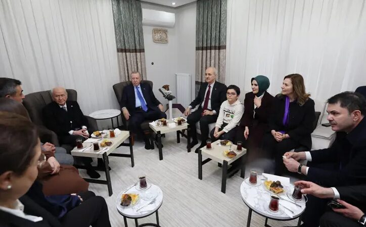 Cumhurbaşkanı Erdoğan ve Bahçeli’den depremzede aileye ziyaret