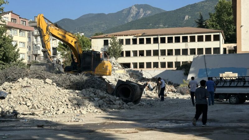 Bursa’nın Yıldırım ilçesine yapılacak 5 yeni okulun yerleri belli oldu Olay Gazetesi Yazarı Ahmet Emin Yılmaz, Bursa'nın eğitim yatırımlarıyla ilgili