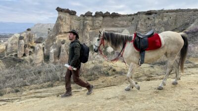 At sırtında keşfe çıkıyor!