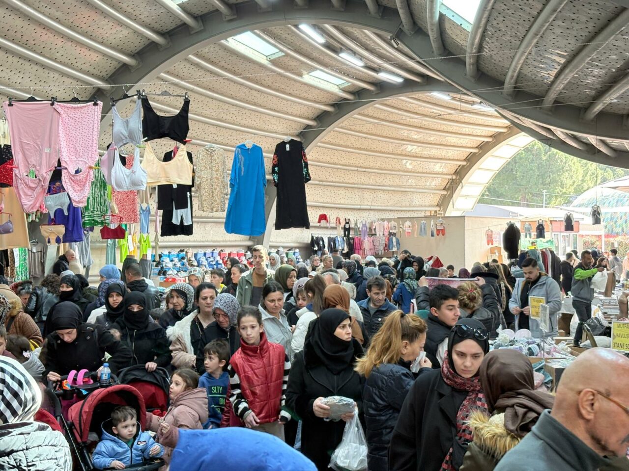 Bursalılar bayram alışverişi için bu pazara akın etti