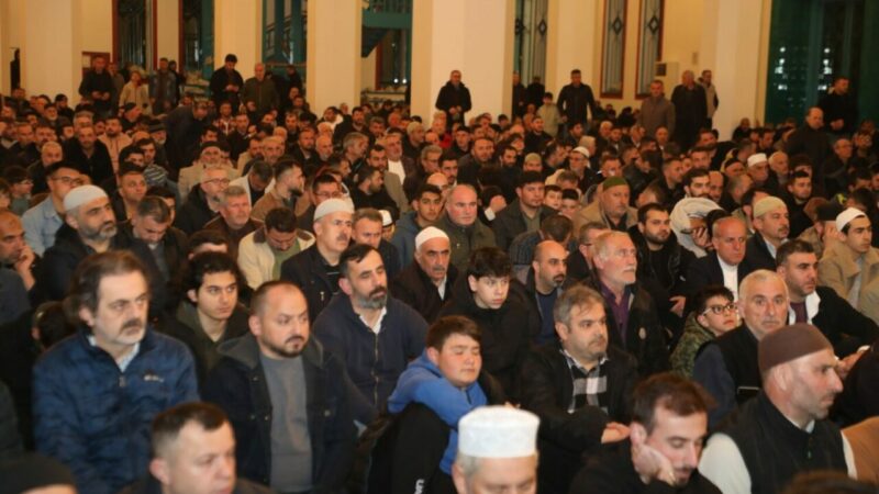 Bursa’da Kadir Gecesi’nde binlerce kişi burada buluştu İnegöl Belediyesi’nin Kadir Gecesi özel programında binlerce vatandaş OSB Camii’ni