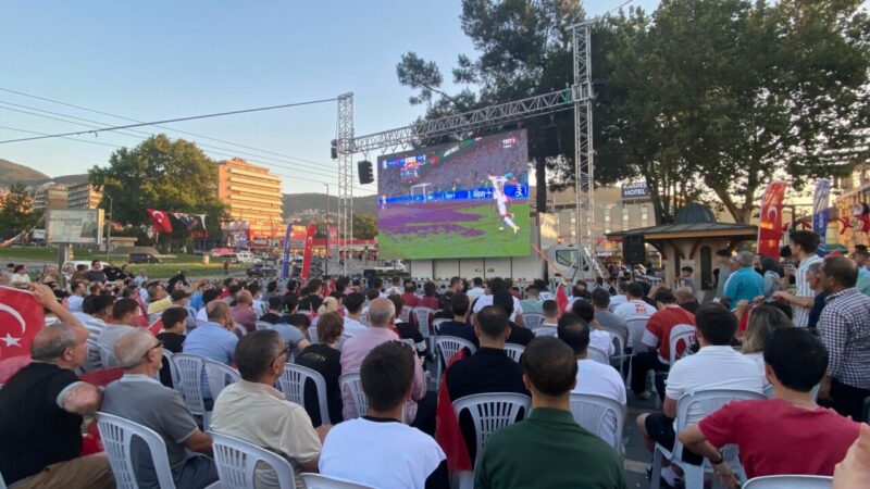 Bursa’da milli maç coşkusu bu kez Osmangazi’de kurulacak dev ekranda