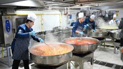 Bursa’nın dayanışma mutfağı; Her gün 10 bin kişilik iftar burada hazırlanıyor