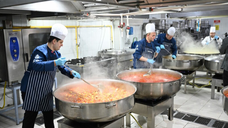 Bursa’nın dayanışma mutfağı; Her gün 10 bin kişilik iftar burada hazırlanıyor