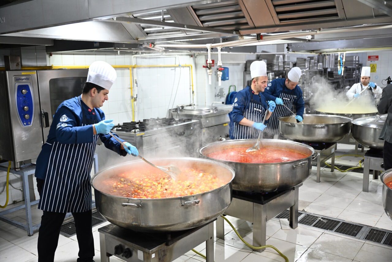 Bursa’nın dayanışma mutfağı; Her gün 10 bin kişilik iftar burada hazırlanıyor