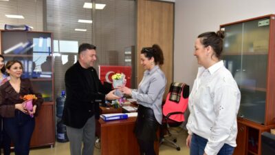 Bursa Büyükşehir’den kadın çalışanlara çiçek jesti